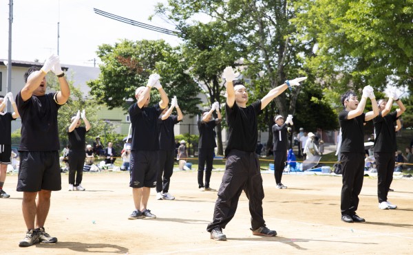 運動会でおやじの会有志の熱いエール